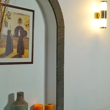 Em Canto De Santa Clara Ponta Delgada (Sao Miguel)